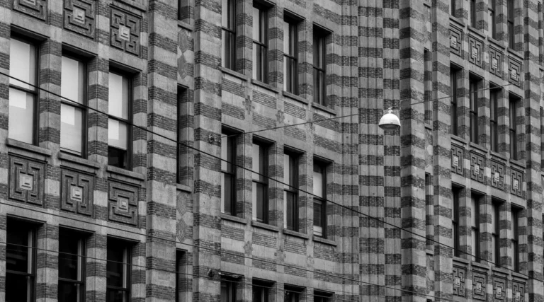 Black-and-white photograph of the patterned fa&ccedil;ade of De Bazel, Amsterdam City Archives