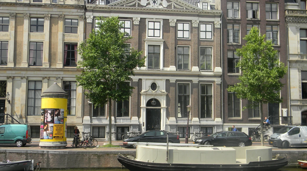 Historic Herengracht 386 canal house in Amsterdam, photographed in daylight before it became the Museum of the Canals