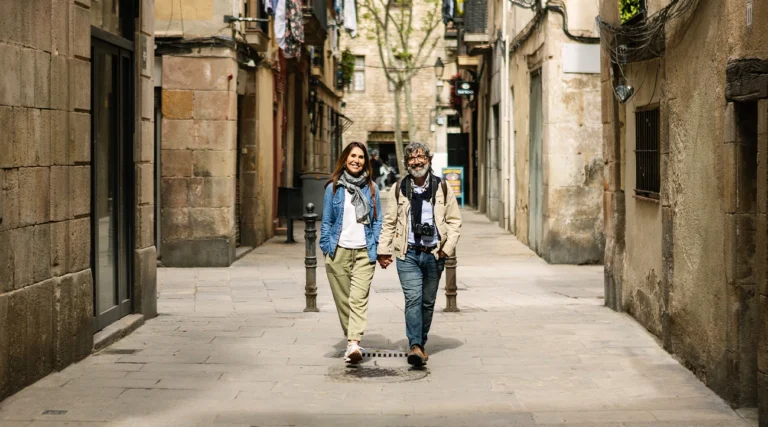 Senior tourist couple walking in the calles of the center of Barcelona
