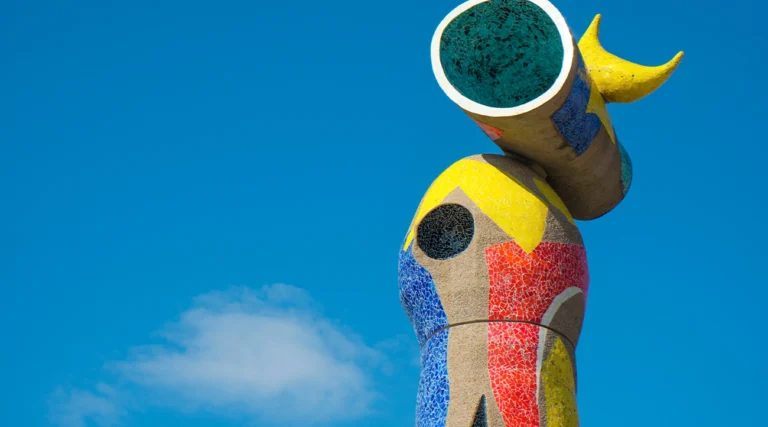 Art piece in front off Fundacio Joao Miro